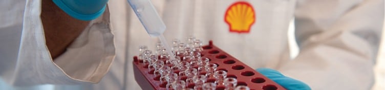 科学家正在润滑油实验室中做实验