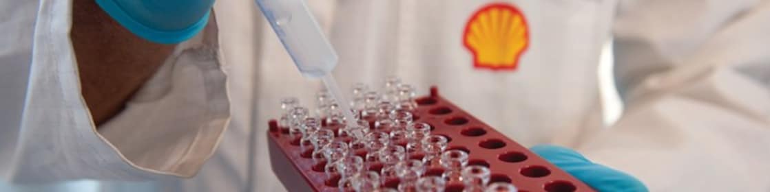 科学家正在润滑油实验室中做实验