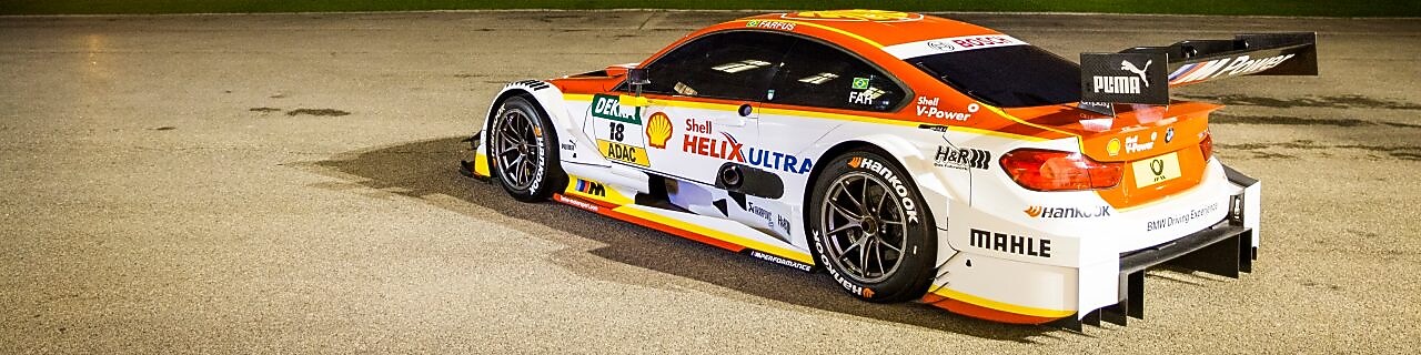 在马赛的夜色中，停靠着一辆宝马赛车。