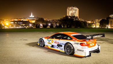 在马赛的夜色中，停靠着一辆宝马赛车。