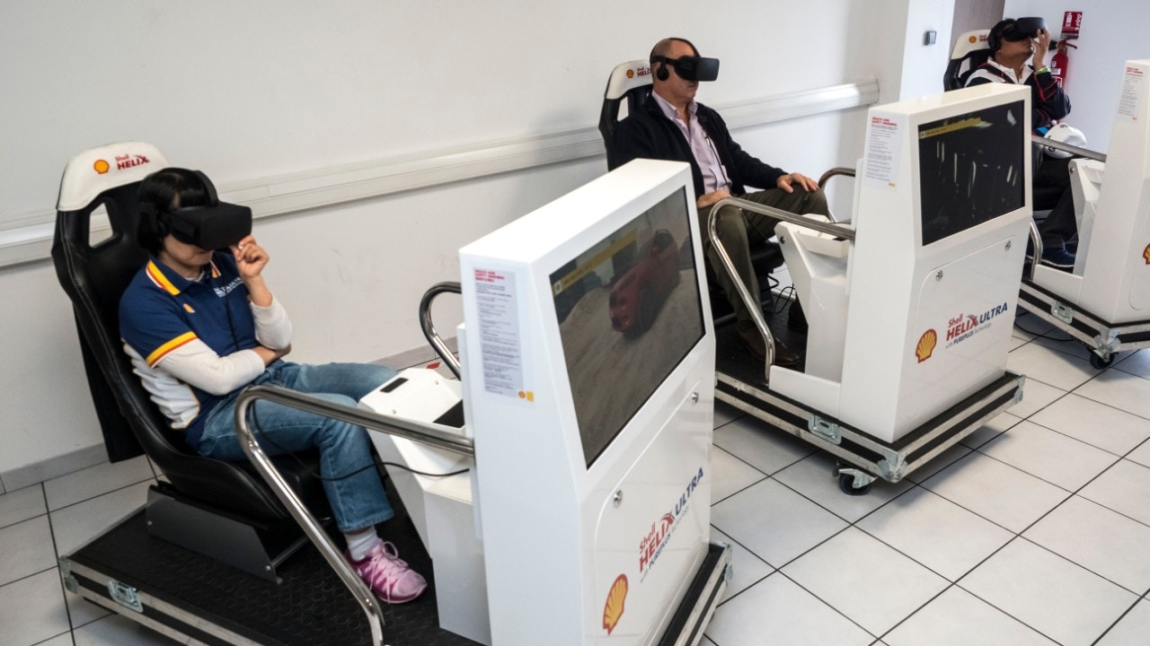 挑战当天，选手们来到喜力工坊，体验一段奇妙的VR旅程。