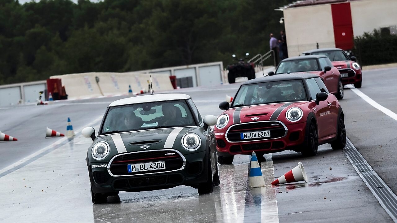 挑战任务重重升级！选手们迎接驾控挑战，穿越障碍跑酷！