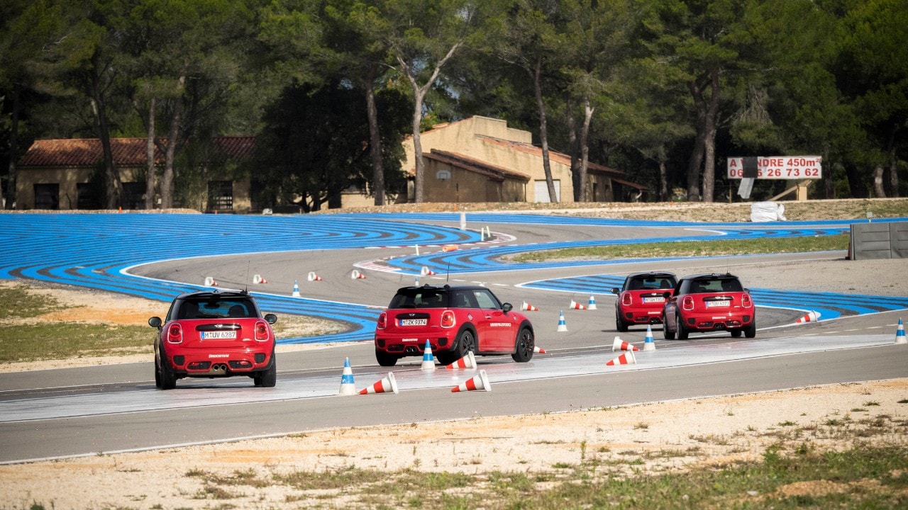 选手们历经重重困难，穿越发夹弯，体验极致感觉。