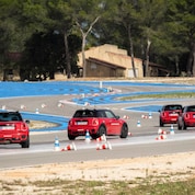 选手们历经重重困难，穿越发夹弯，体验极致感觉。