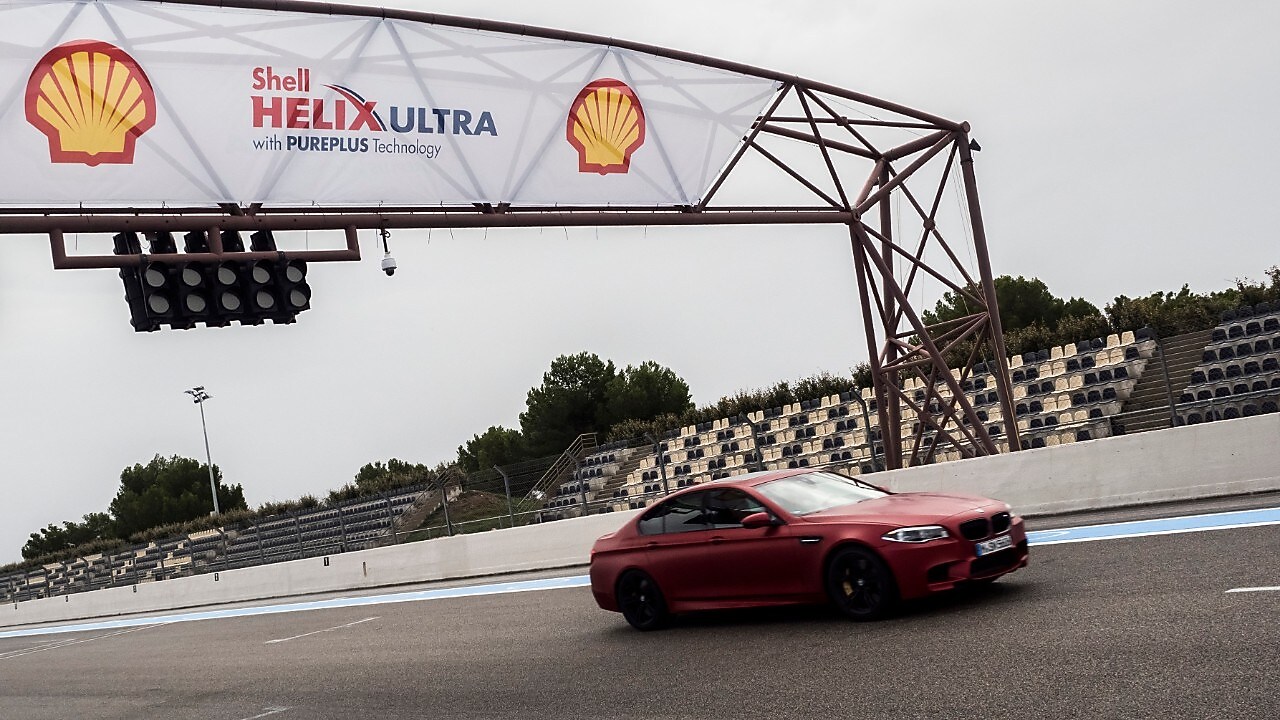 赛车在赛道上激情驰骋，展示着壳牌喜力给发动机带来的强劲动力。