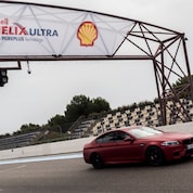 赛车在赛道上激情驰骋，展示着壳牌喜力给发动机带来的强劲动力。