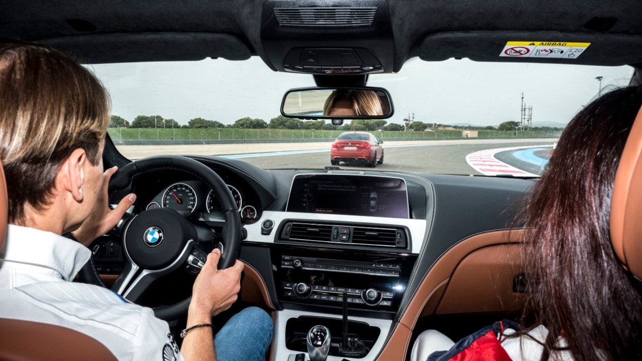 在专业宝马车手的带领下，挑战者们体验惊险刺激的驾驶任务。