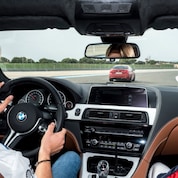 在专业宝马车手的带领下，挑战者们体验惊险刺激的驾驶任务。