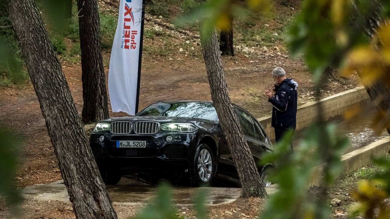 在4×4极速越野环节，挑战者们驾驶车辆体验涉水、狭窄等道路。