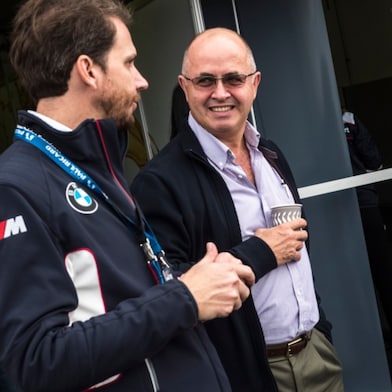 挑战者与赛车手交流驾驶体验，感叹壳牌喜力润滑油的超凡魅力。