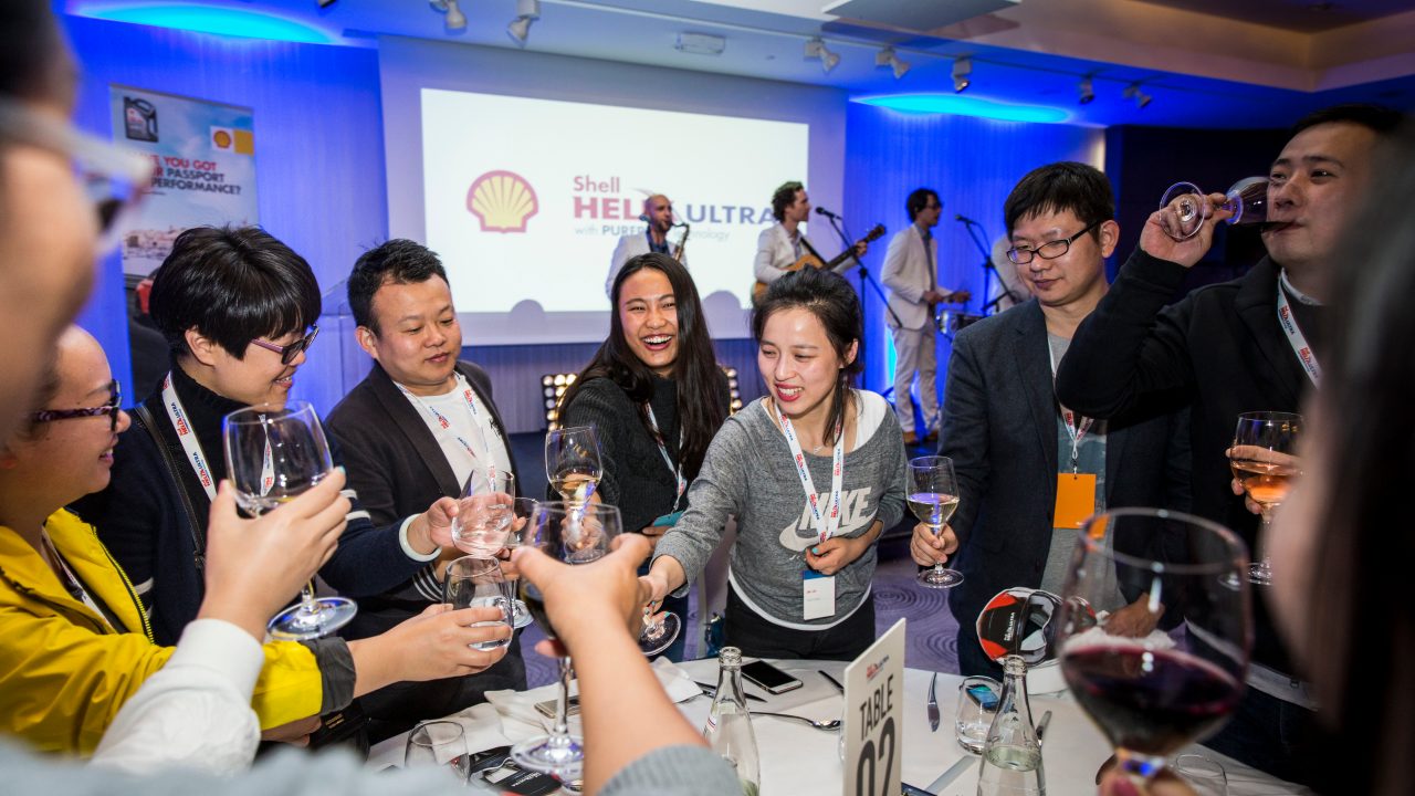 颁奖典礼结束后，开启了一场盛大的晚宴。选手们回顾赛事的点点滴滴，共同见证壳牌喜力的激“擎”表现。