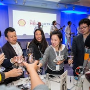 颁奖典礼结束后，开启了一场盛大的晚宴。选手们回顾赛事的点点滴滴，共同见证壳牌喜力的激“擎”表现。