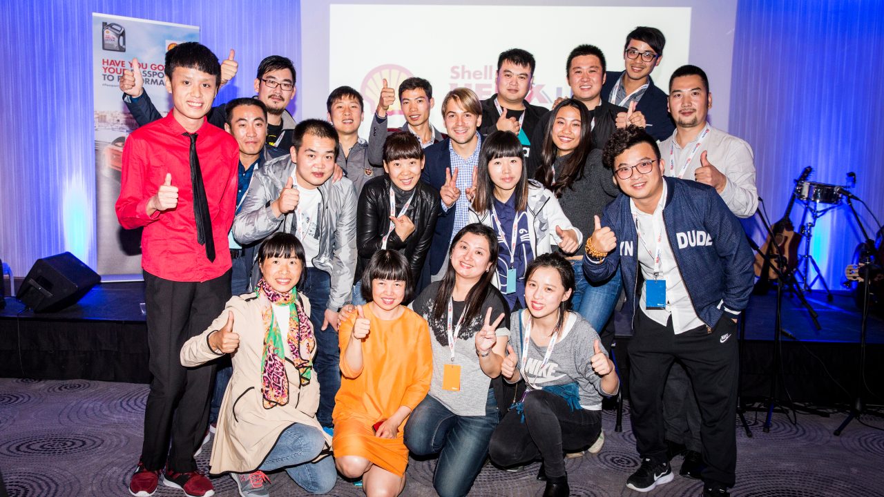 选手们与宝马赛车手合影留念，感谢赛道上的教导。