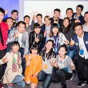 选手们与宝马赛车手合影留念，感谢赛道上的教导。