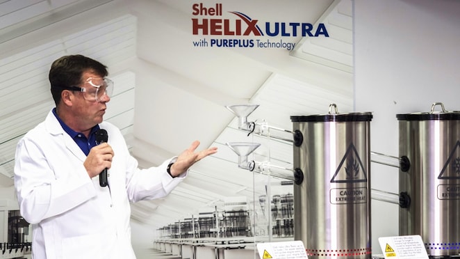 参与者学习壳牌润滑油知识，运用壳牌PurePlus技术的超凡喜力全系列产品，不管遇到酷热极寒，还是极端路况，都可使发动机保持持久强劲动力，启动提速更快。