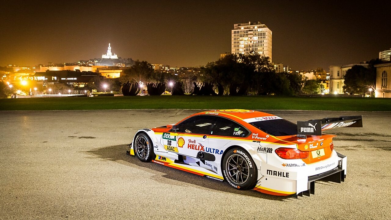 在马赛的夜色中，停靠着一辆宝马赛车。