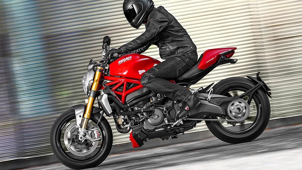 驾驶使用高级摩托车机油的摩托车的男性