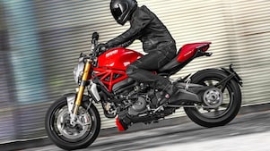 驾驶使用高级摩托车机油的摩托车的男性