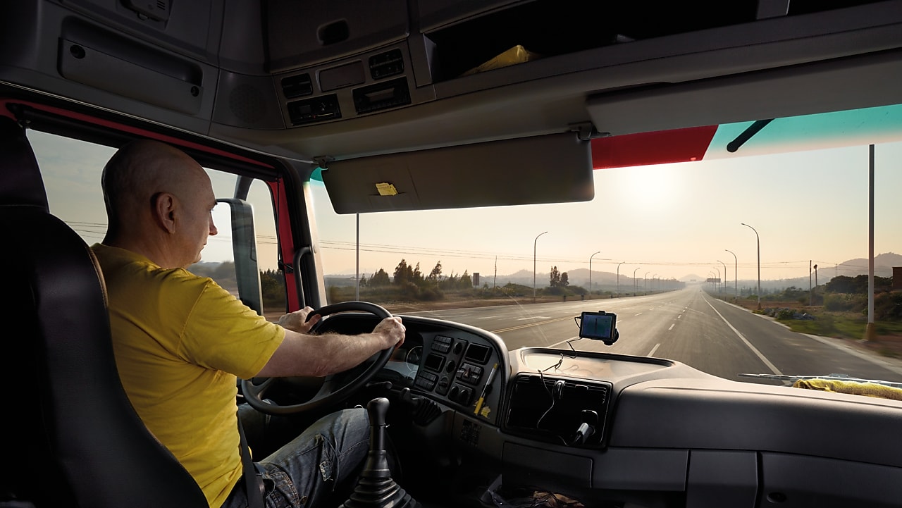 在空旷的公路上驾驶的卡车司机