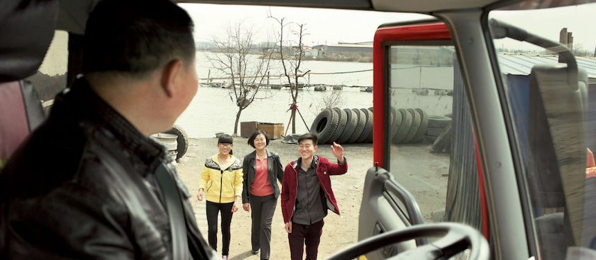 卡车司机在车上和亲友告别