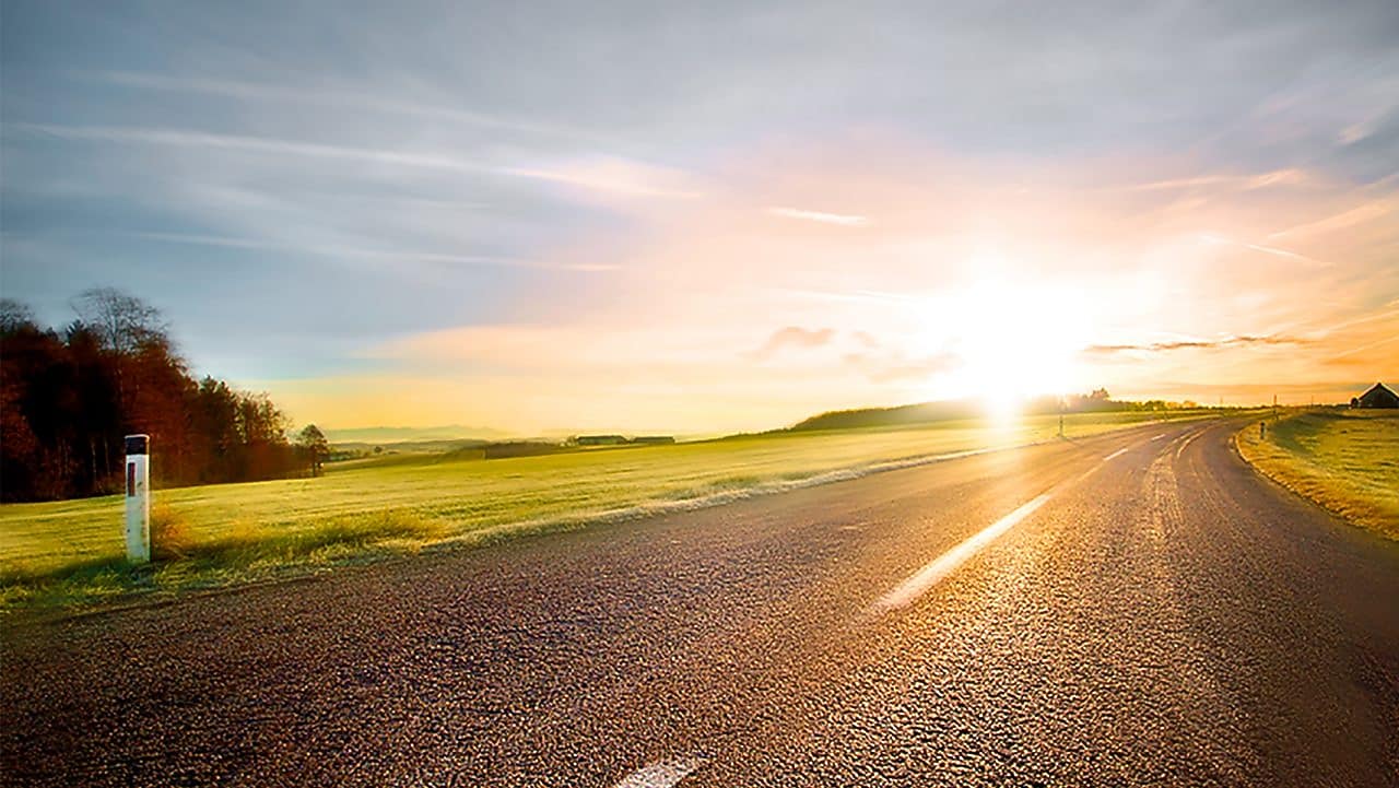 夕阳下的蜿蜒公路