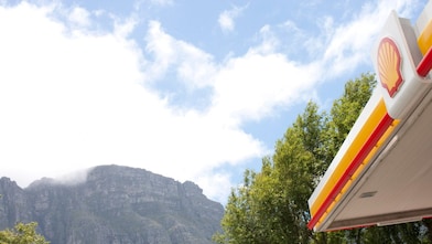 一位年轻女士正在自己的汽车中查看内置导航屏幕上显示的指示