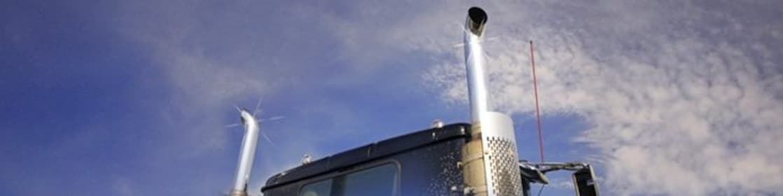 显示出排气管的卡车的车顶和上部