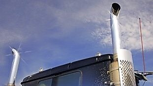 显示出排气管的卡车的车顶和上部