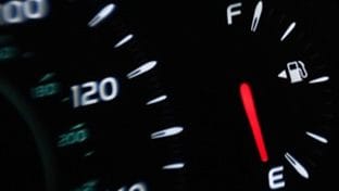 汽车中显示低油耗的仪表板