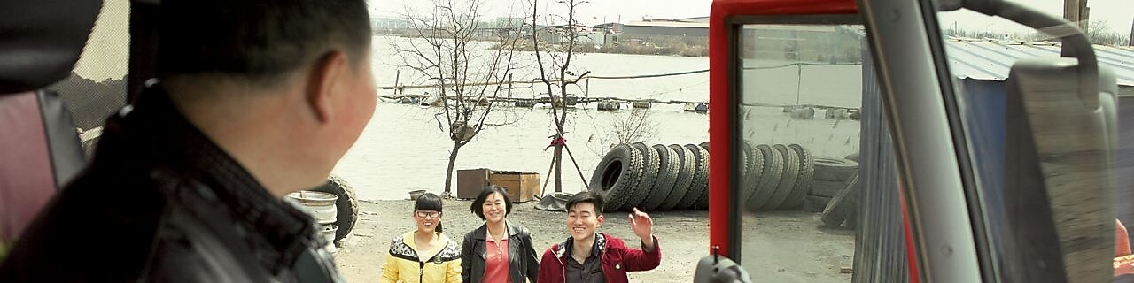 卡车司机在车上和亲友告别