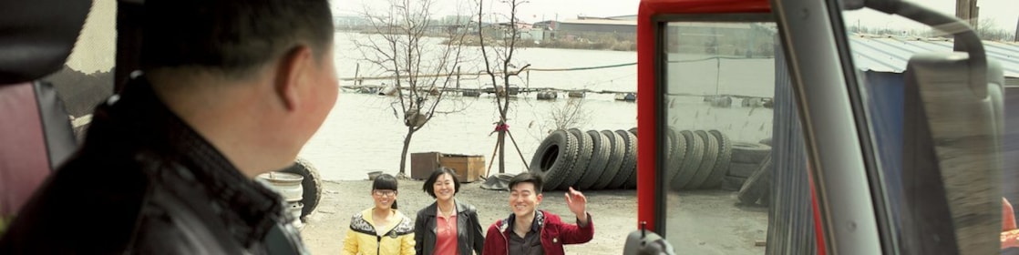 卡车司机在车上和亲友告别