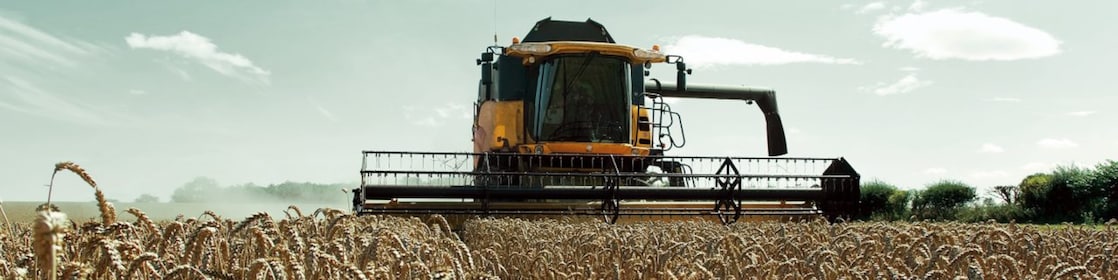 麦田里的黄色联合收割机