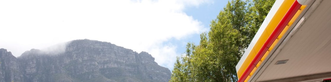 一位年轻女士正在自己的汽车中查看内置导航屏幕上显示的指示