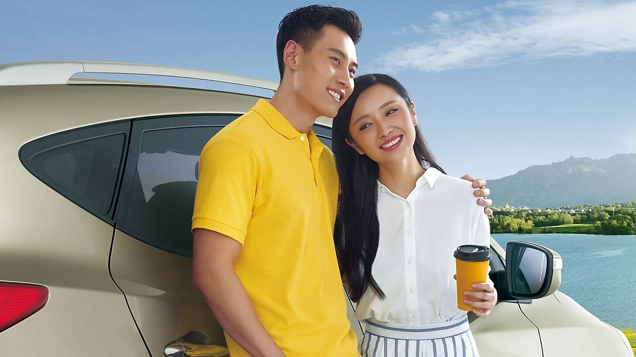 年轻夫妇在壳牌加油站附近合影