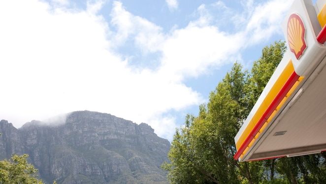 一位年轻女士正在自己的汽车中查看内置导航屏幕上显示的指示