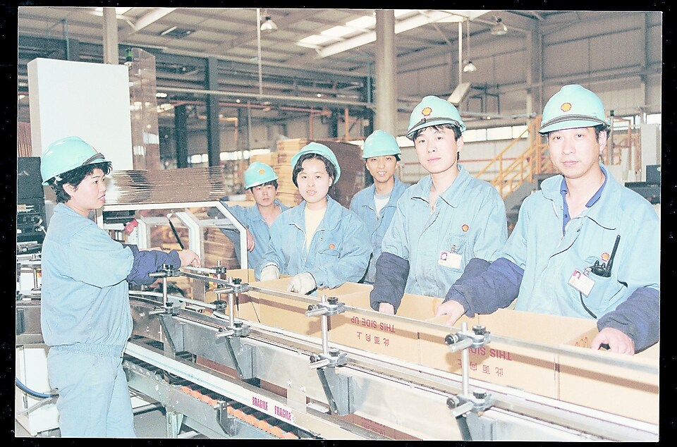 1997年天津润滑油调配厂的生产线员工