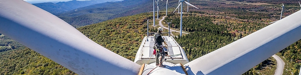 维修人员正在Mount Storm Wind Turbine高空作业。