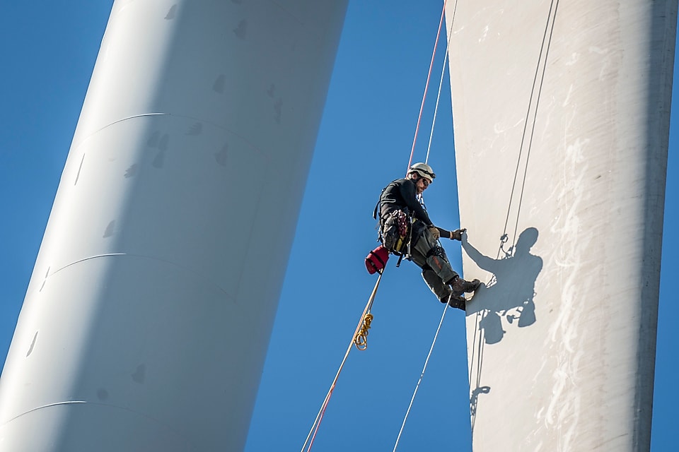 风力涡轮机维修人员正在高空作业。