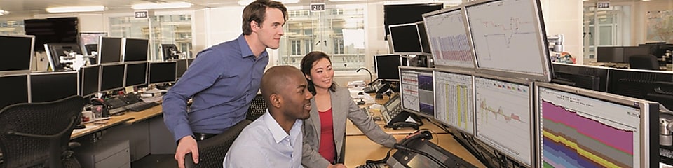交易大厅的员工需要审查多个电脑屏幕上的数据。