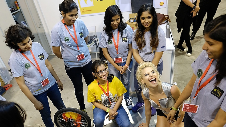 著名歌手皮克茜·洛特与来自印度甘地德里技术大学的女子车队成员进行合影 （2017年新加坡）。