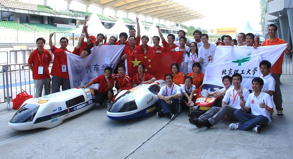 参加2011壳牌亚洲汽车环保马拉松赛的中国学生团队在雪邦F1赛道上