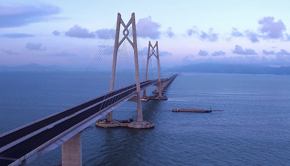 港珠澳大桥主桥大陆段桥面铺装全面完工