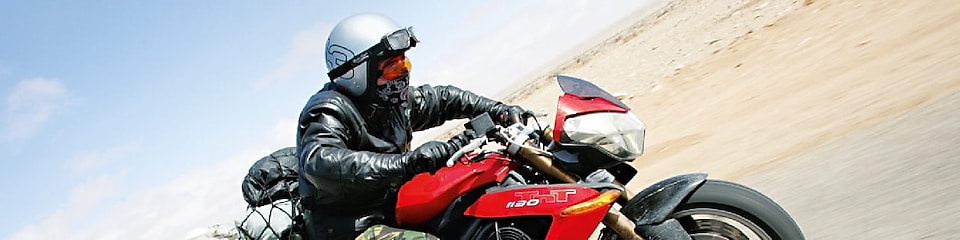 Gary Inman 驾驶摩托车穿越沙漠