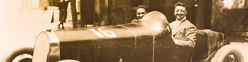 恩佐·法拉利坐在一辆首批生产的法拉利赛车中的黑白照片