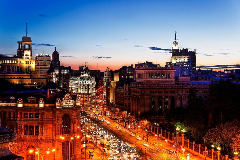 马德里城市道路和路灯
