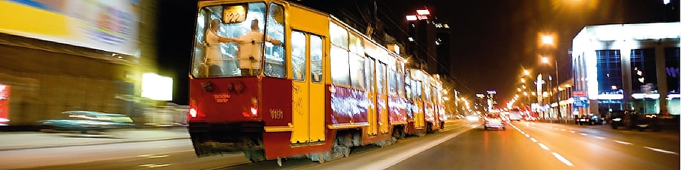 夜晚，华沙街头的有轨电车