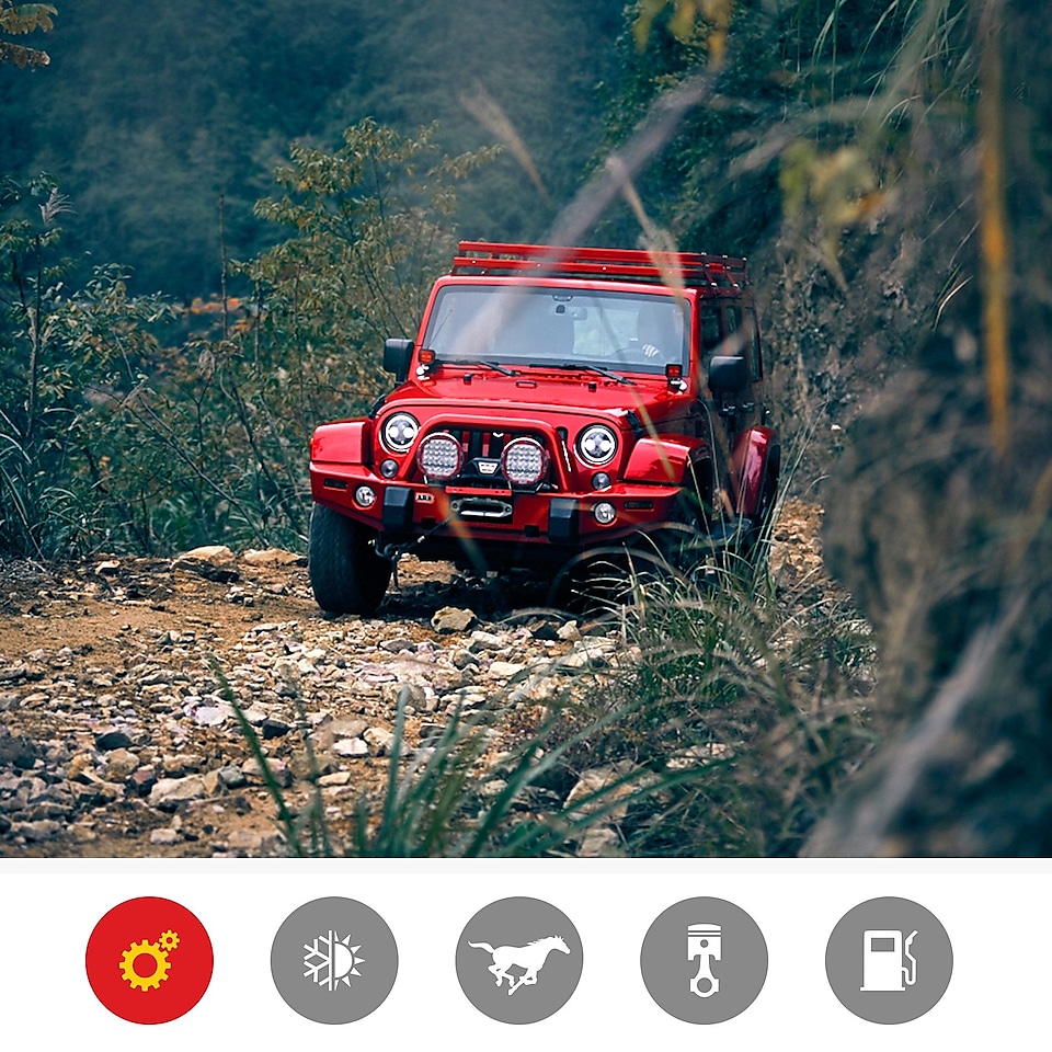 一辆在崎岖地形上行驶的红色吉普展示壳牌超凡喜力产品在发动机应力和磨损保护方面的优势