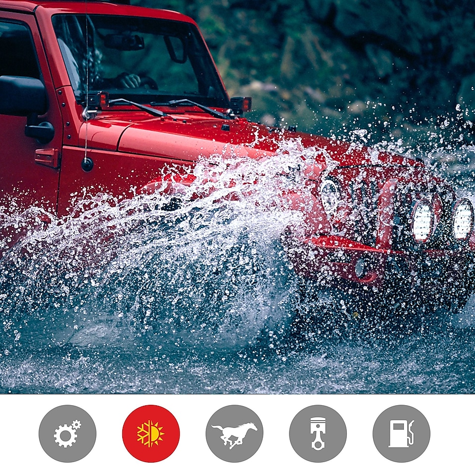 辆红色吉普涉水穿越河床，展现出产品在极端温度性能方面的优势