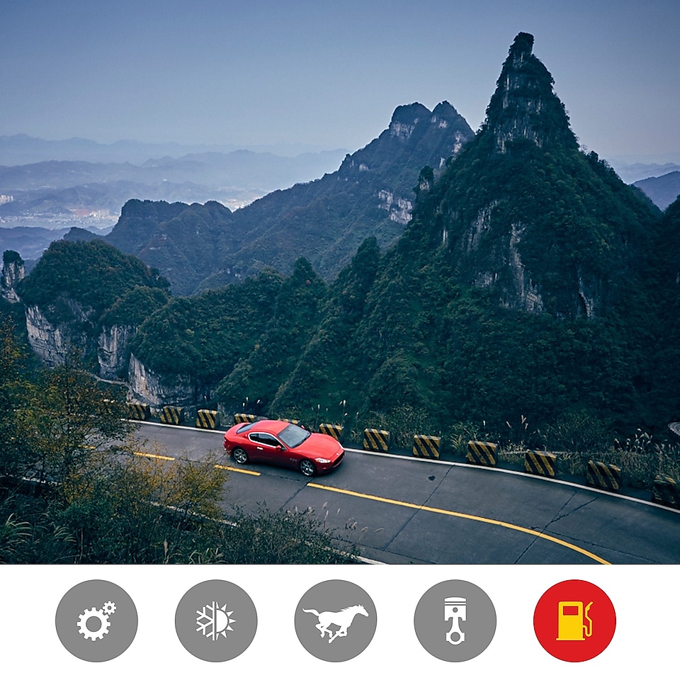 一辆红色玛莎拉蒂悠闲行驶在盘山路上，展示了壳牌超凡喜力产品更高的燃油经济性