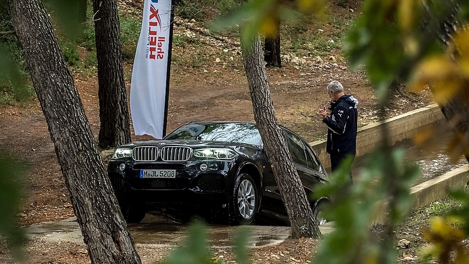 在4×4极速越野环节，挑战者们驾驶车辆体验涉水、狭窄等道路。